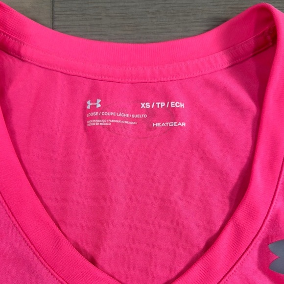 Under Armour Tech Women's Pink V-Neck Heat Gear short sleeve shirt - Picture 3 of 7